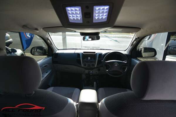 2005 Toyota HILUX SR5 (4x4) GGN25R