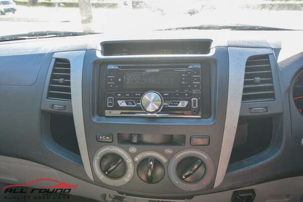 2005 Toyota HILUX SR5 (4x4) GGN25R