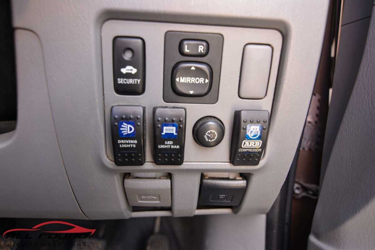 2005 Toyota HILUX SR5 (4x4) GGN25R