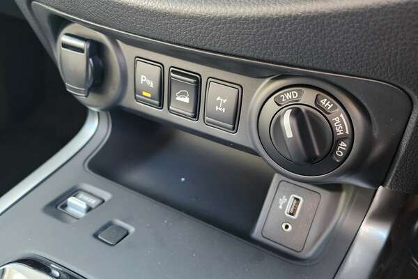 2023 Nissan Navara ST D23