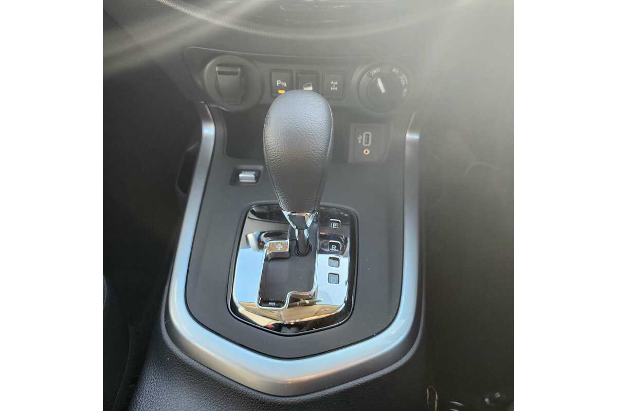 2023 Nissan Navara ST D23