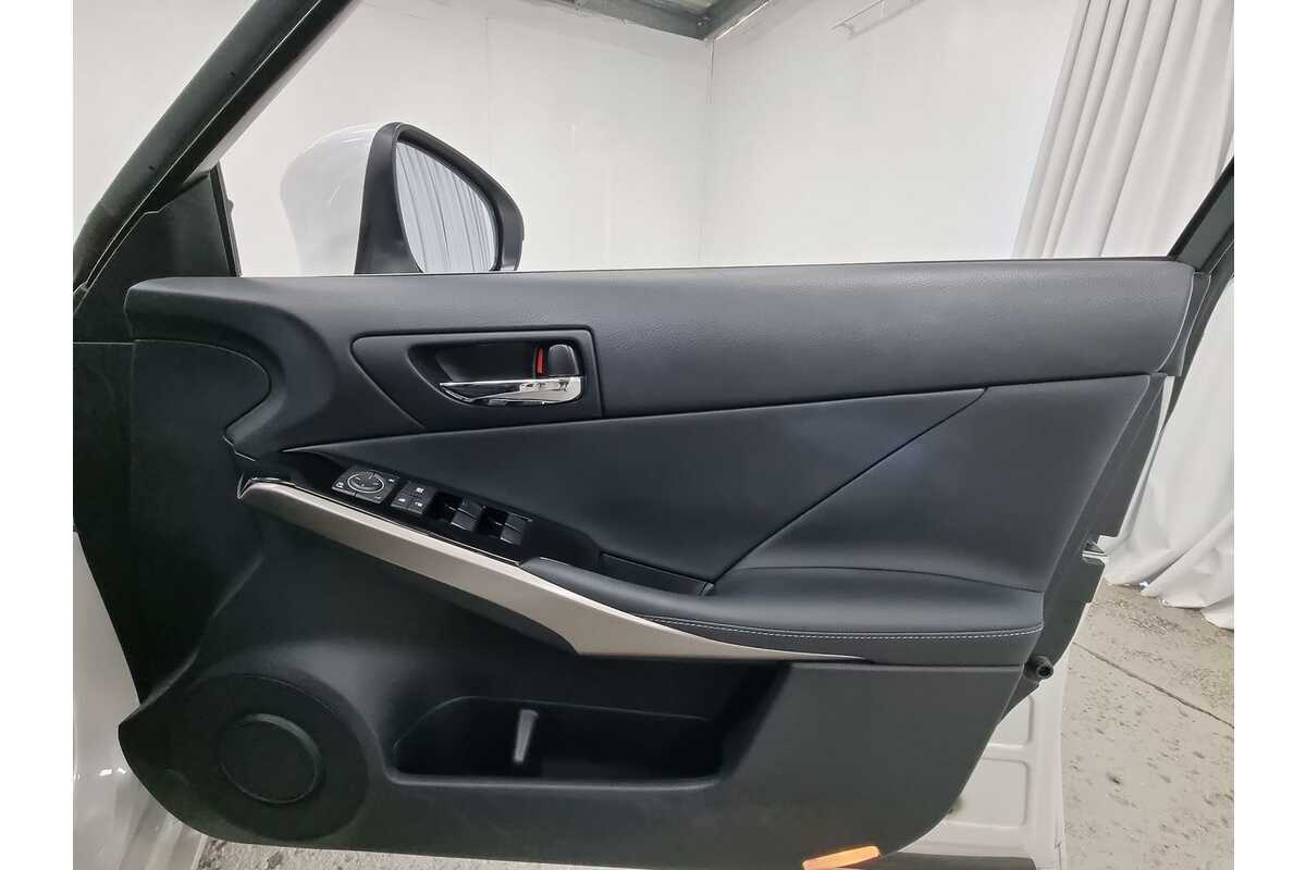 2016 Lexus IS IS300h Luxury AVE30R