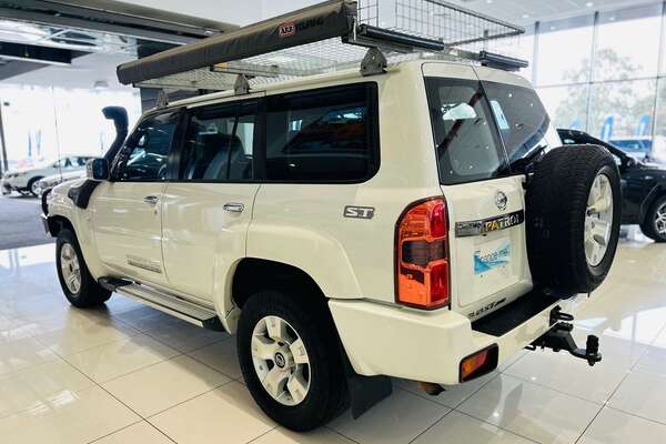 2015 Nissan Patrol ST N-TREK Y61