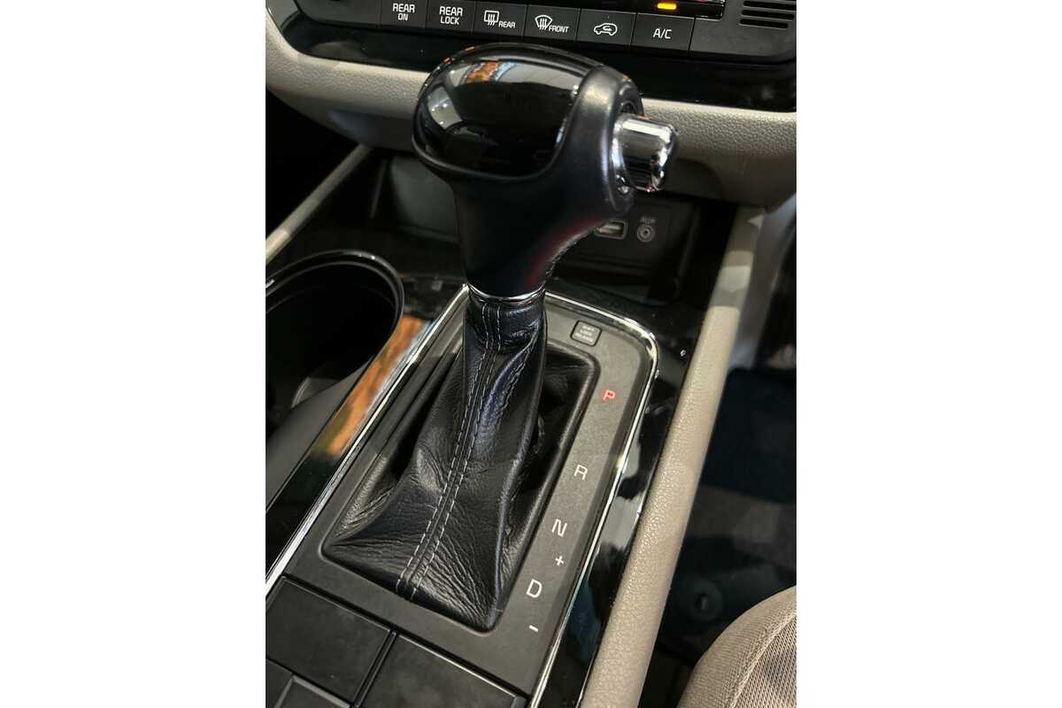 2015 Kia Carnival Si YP