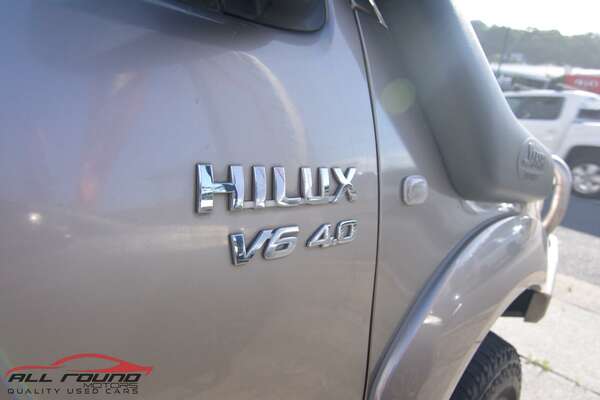 2005 Toyota HILUX SR5 (4x4) GGN25R