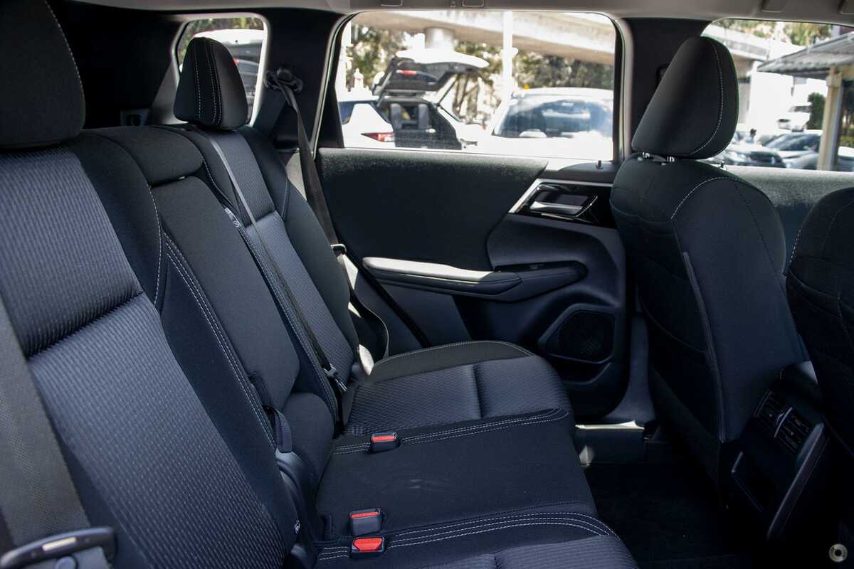 2023 Mitsubishi Outlander ES ZM