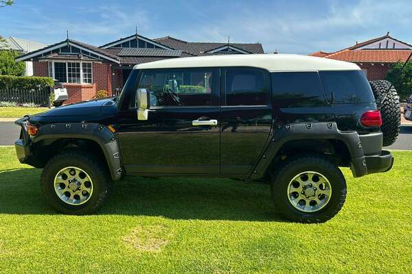2011 Toyota FJ Cruiser  GSJ15R