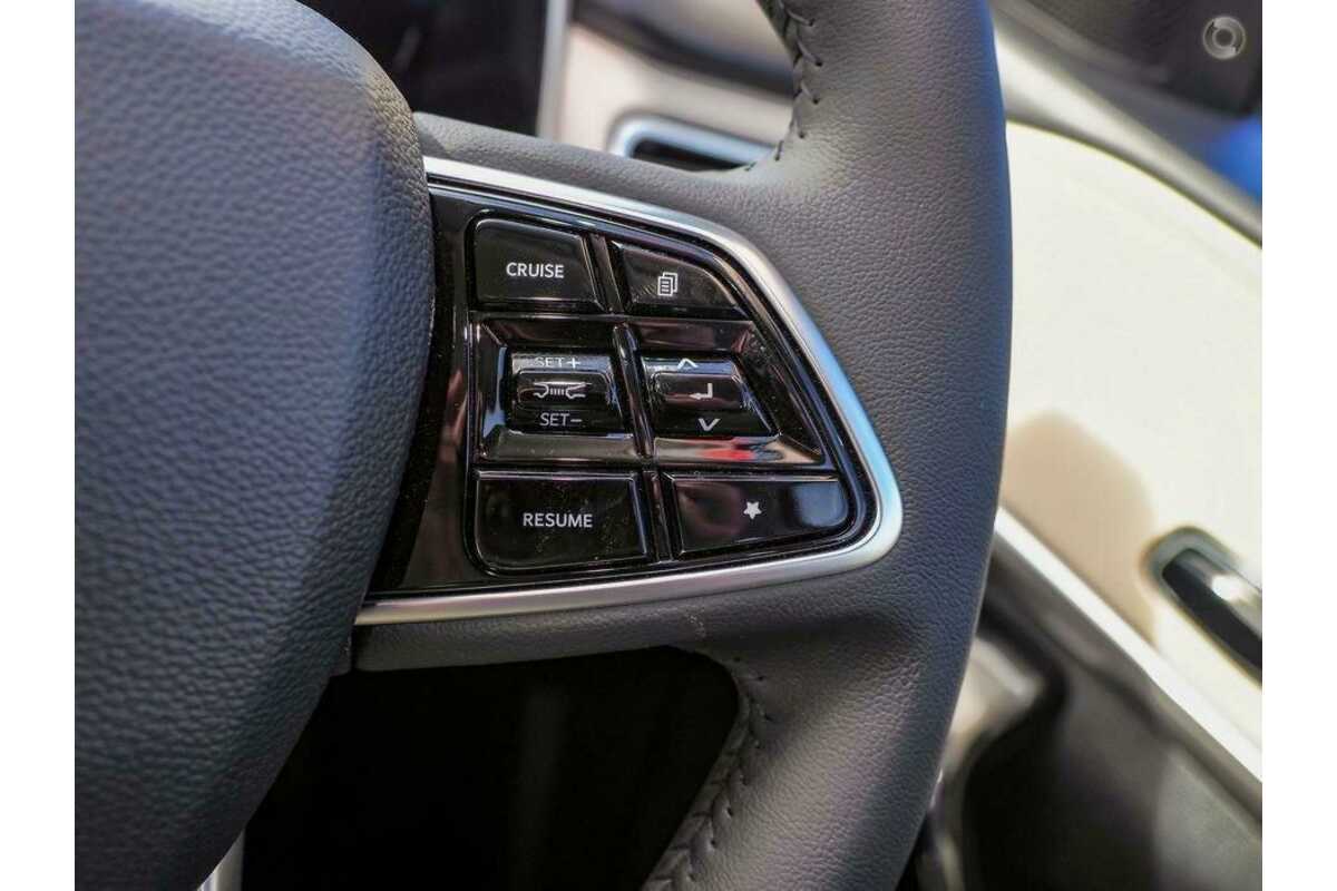 2023 Mahindra XUV700 AX7