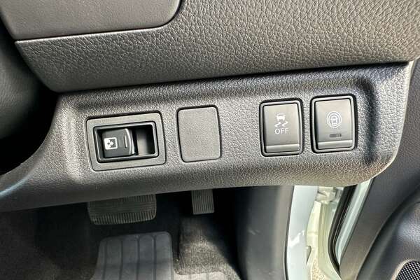 2023 Nissan Navara ST D23