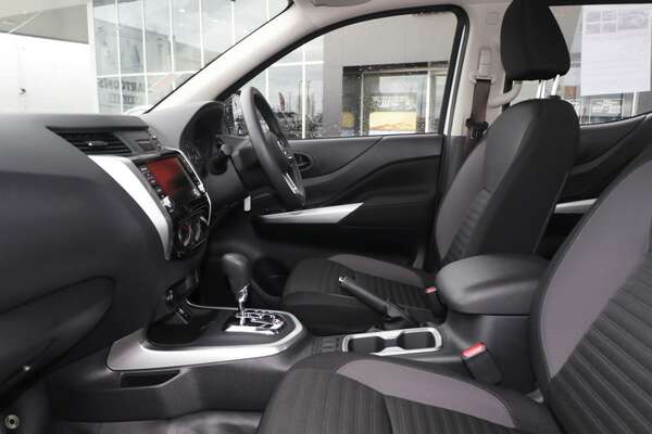 2023 Nissan Navara SL D23