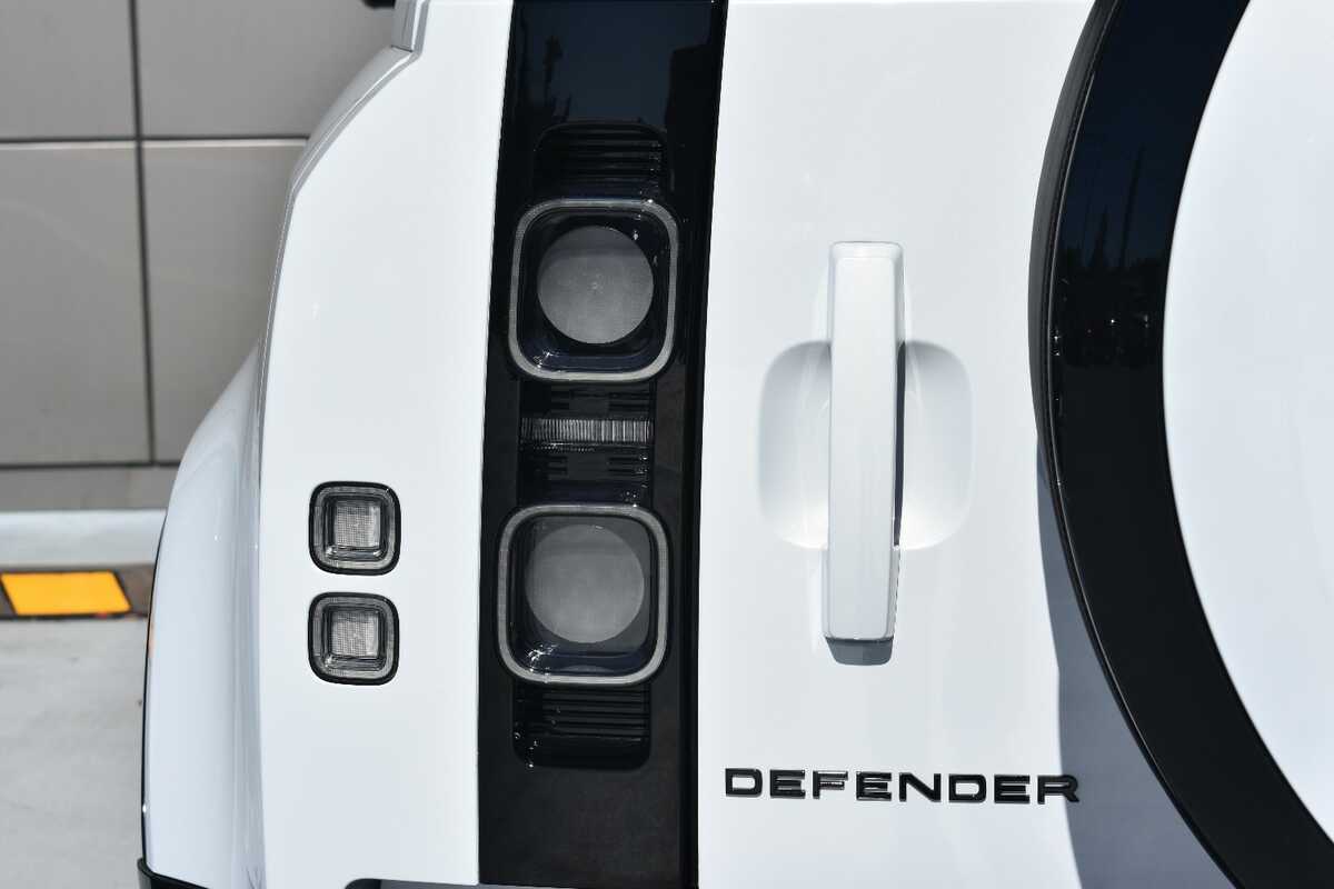 2022 Land Rover Defender 110 P525 V8 L663