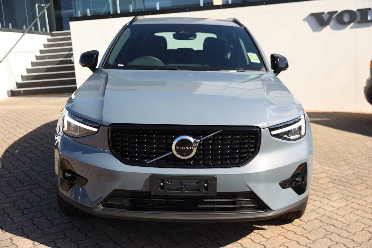 2022 Volvo XC40 Ultimate B5 Dark