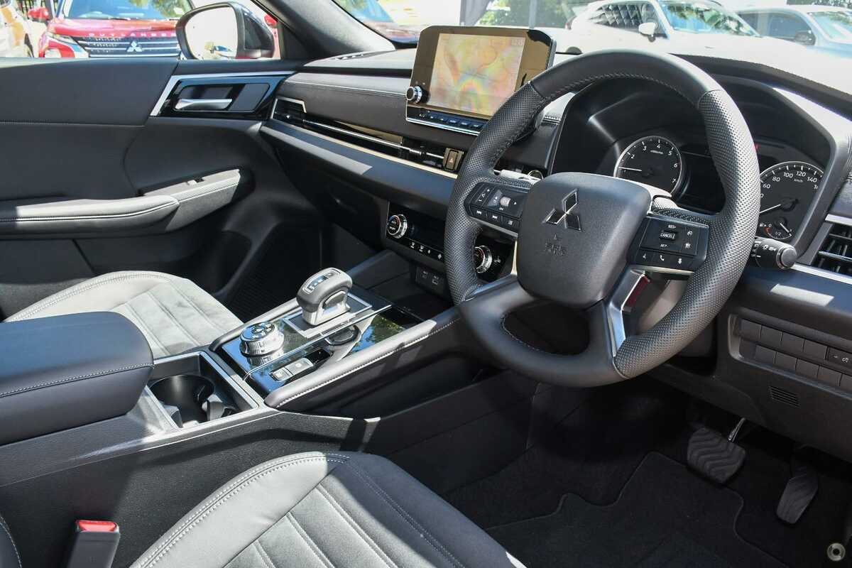 2023 Mitsubishi Outlander LS Black Edition ZM