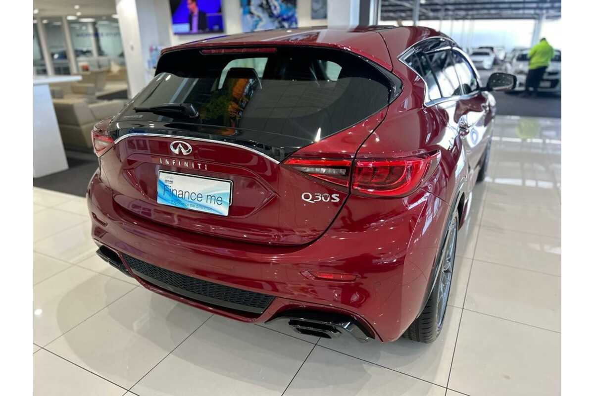 2017 INFINITI Q30 Sport H15