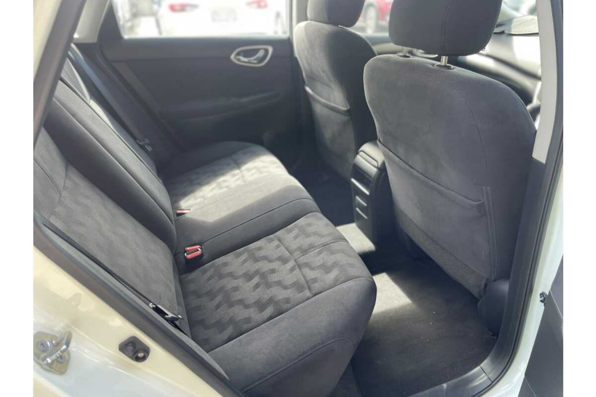 2013 Nissan Pulsar ST B17