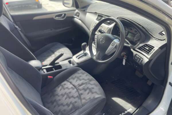 2013 Nissan Pulsar ST B17