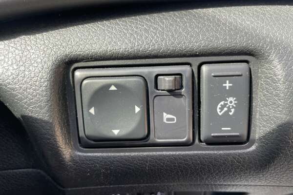 2013 Nissan Pulsar ST B17