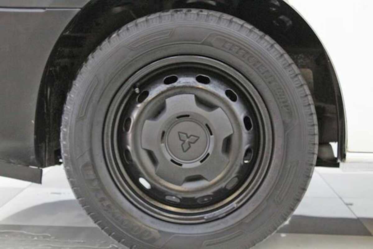 2020 Mitsubishi Express GLX SN