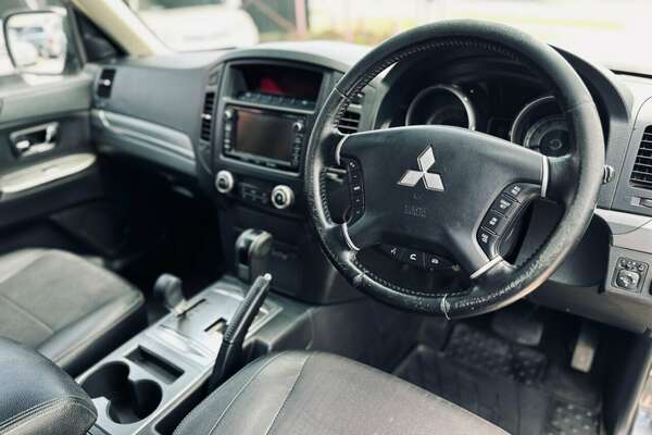 2013 Mitsubishi Pajero VR-X NW