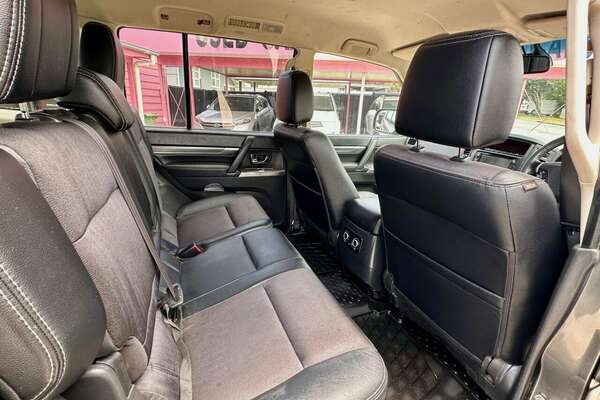 2013 Mitsubishi Pajero VR-X NW