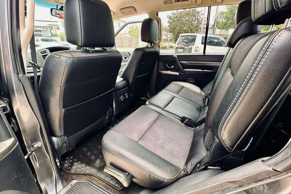 2013 Mitsubishi Pajero VR-X NW