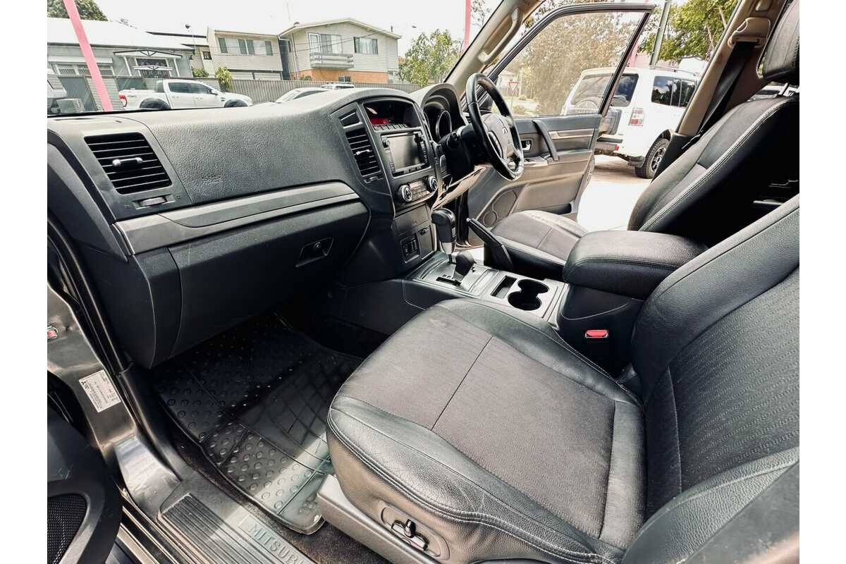 2013 Mitsubishi Pajero VR-X NW