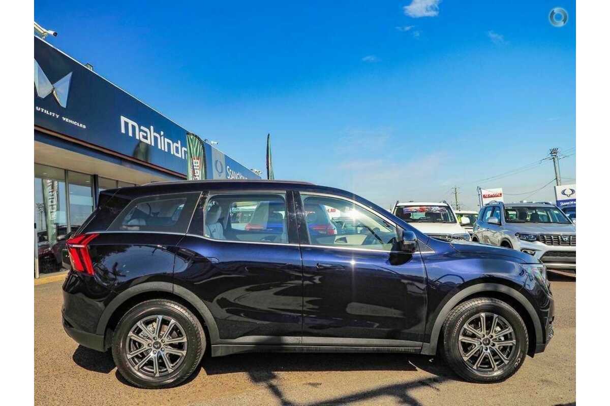 2023 Mahindra XUV700 AX7L