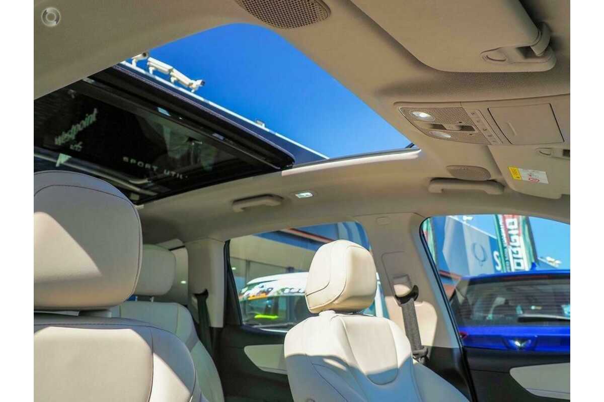 2023 Mahindra XUV700 AX7L