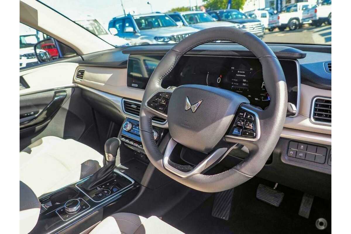 2023 Mahindra XUV700 AX7L