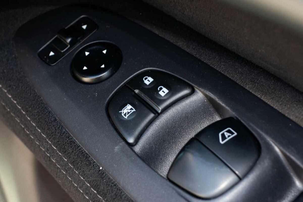 2015 Nissan Pathfinder ST R52
