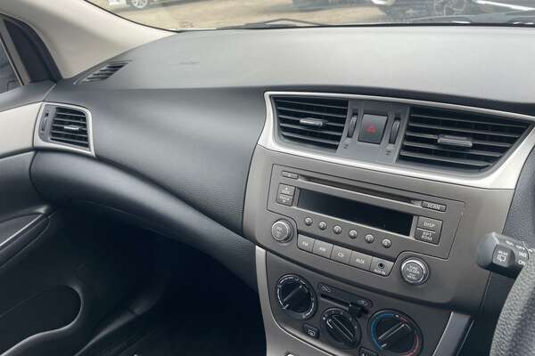 2014 Nissan Pulsar ST B17