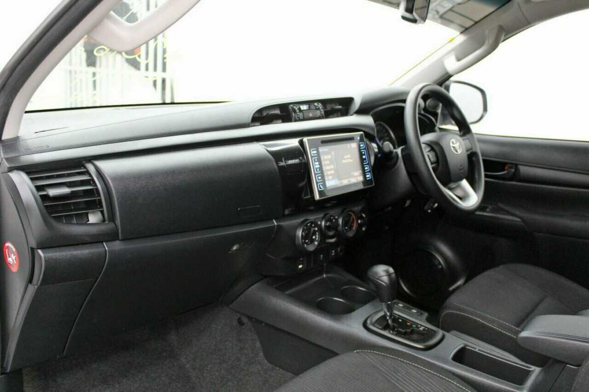 2016 Toyota Hilux SR (4x4) GUN126R
