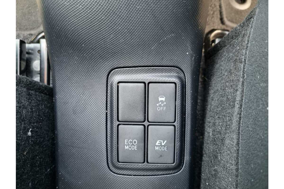 2015 Toyota Prius C  NHP10R