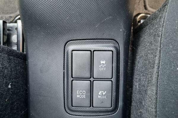 2015 Toyota Prius C  NHP10R