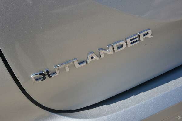 2023 Mitsubishi Outlander LS ZM