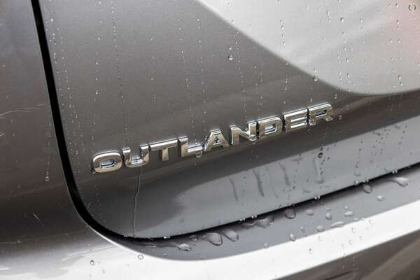 2023 Mitsubishi Outlander LS Black Edition ZM