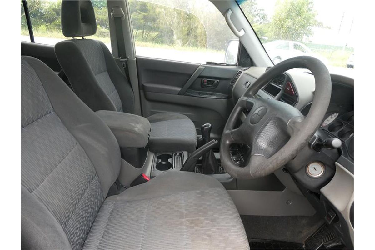 2004 Mitsubishi Pajero GLX NP