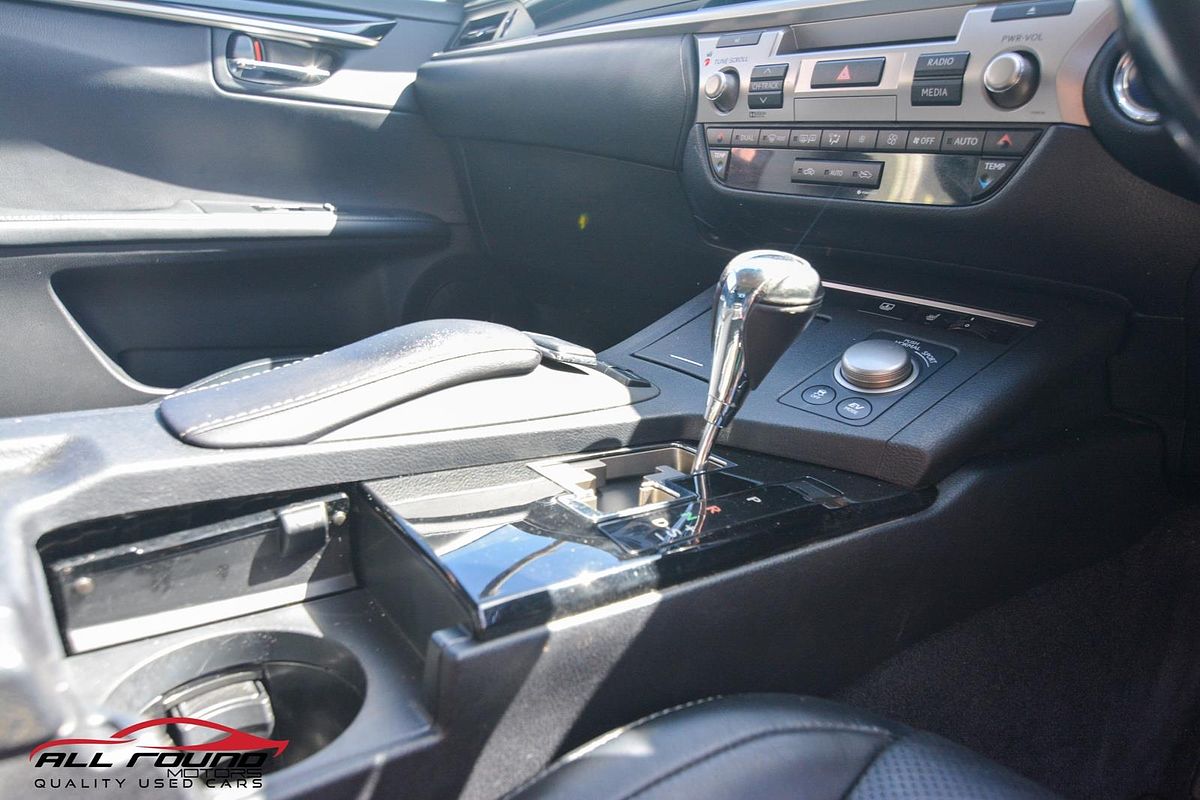 2015 Lexus ES300h LUXURY AVV60R MY15