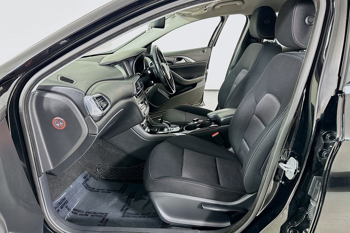 2017 INFINITI Q30 GT 1.6t H15