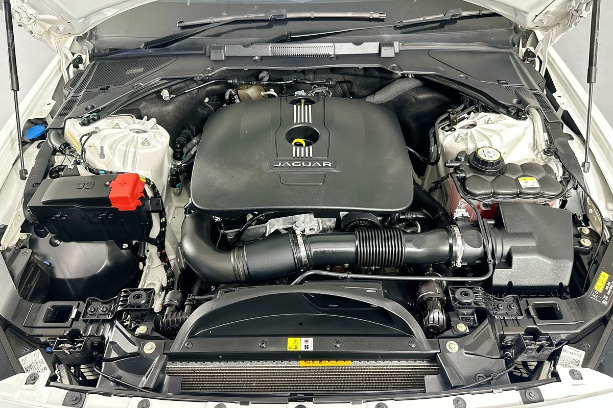 2015 Jaguar XE 25t R-SPORT