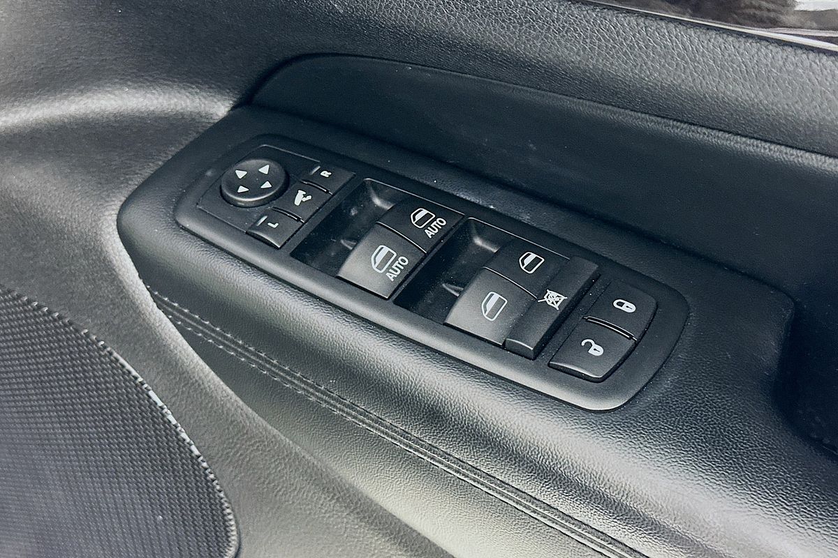 2012 Jeep GRAND CHEROKEE LAREDO (4x4) WK