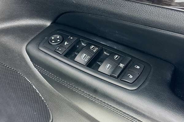 2012 Jeep GRAND CHEROKEE LAREDO (4x4) WK