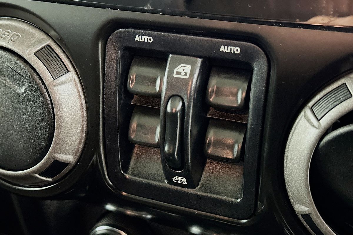 2015 Jeep WRANGLER UNLIMITED SPORT (4x4) JK MY16