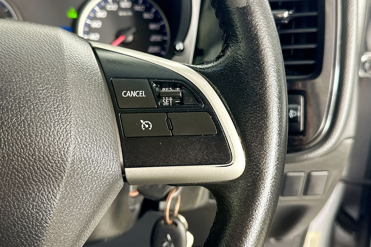 2013 Mitsubishi OUTLANDER ES (4x2) ZJ