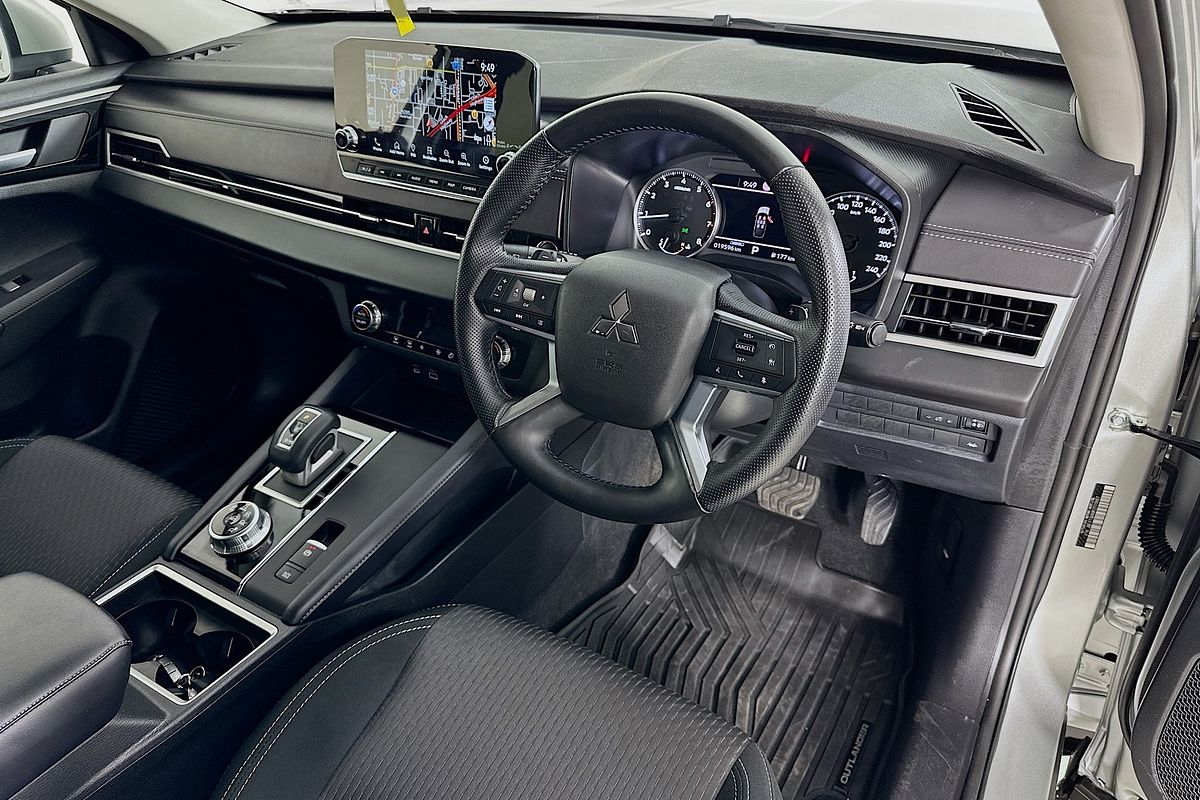 2024 Mitsubishi Outlander LS ZM