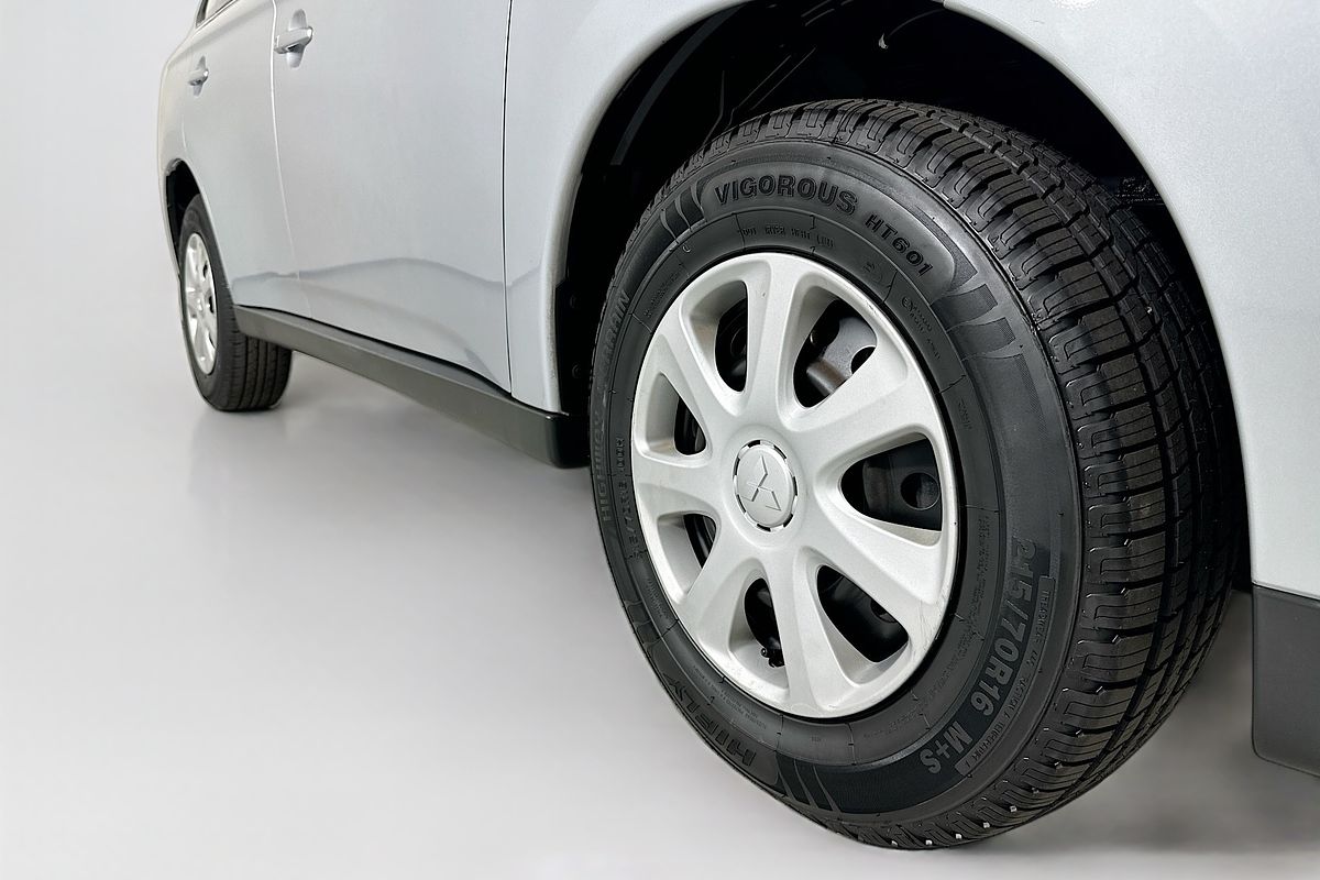 2013 Mitsubishi OUTLANDER ES (4x2) ZJ