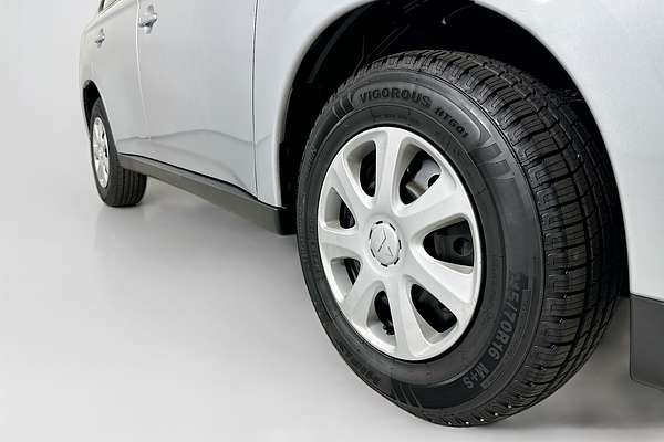 2013 Mitsubishi OUTLANDER ES (4x2) ZJ
