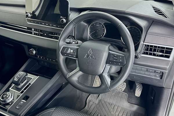 2024 Mitsubishi Outlander LS ZM