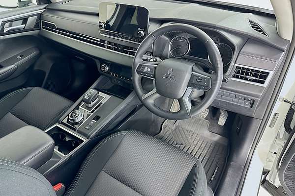 2024 Mitsubishi Outlander LS ZM