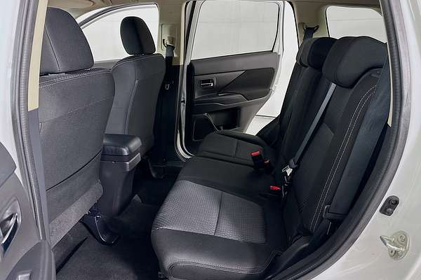 2017 Mitsubishi OUTLANDER LS SAFETY PACK (4x4) 7 SEATS ZK MY17